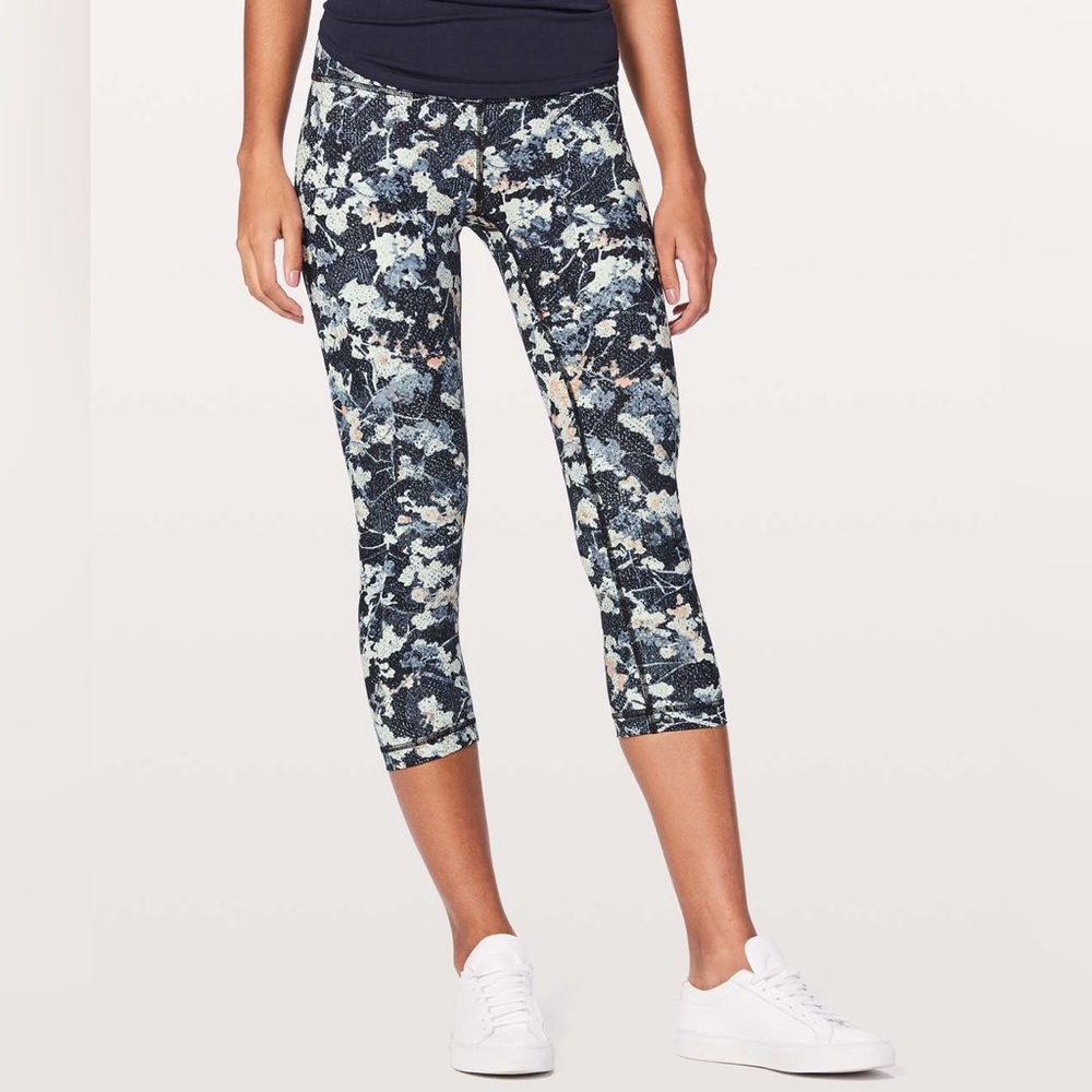 Lululemon Wunder Under Crop. 21" - Spring Bloom Multi. Size 4.